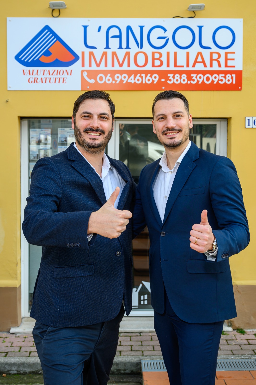 I titolari de L'Angolo Immobiliare davanti all'agenzia a Ladispoli